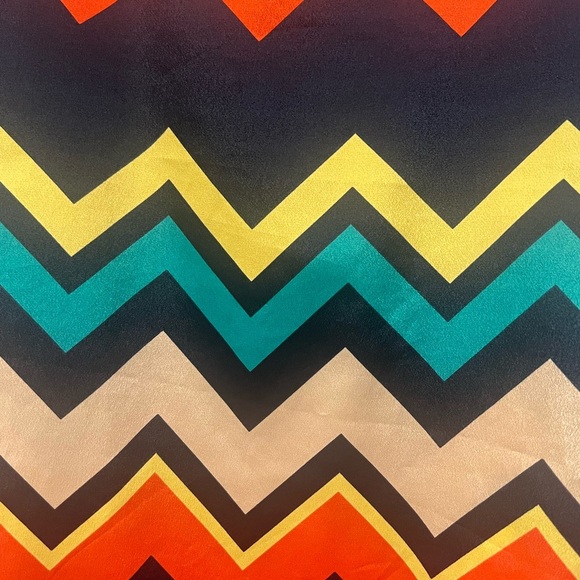 Francesca's Collections Green and Black Boxy Graphic Tee - Picture 2 of 4